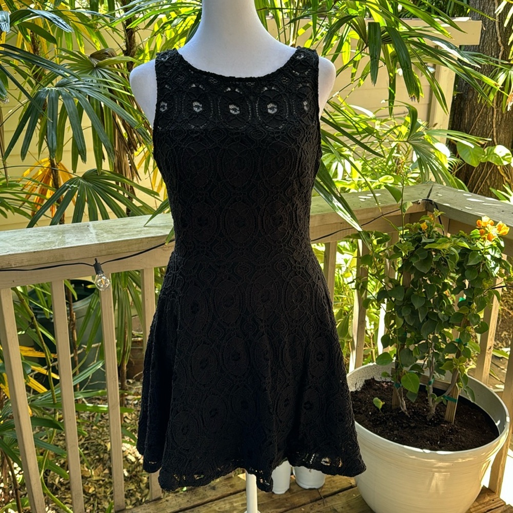 BB‎ Dakota Black Lace Sleeveless Dress - Picture 2 of 16